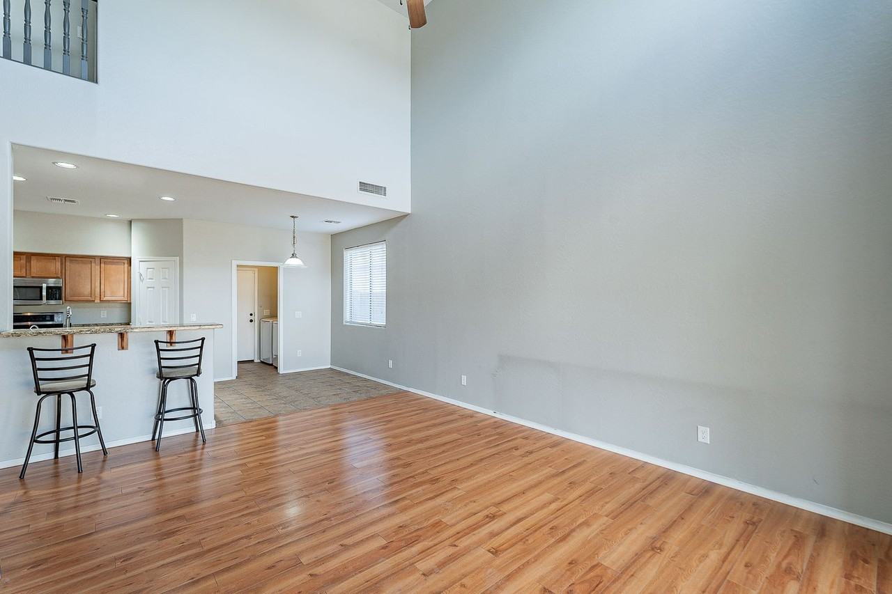 6609 S 57th Ave - Photo 5 of 40