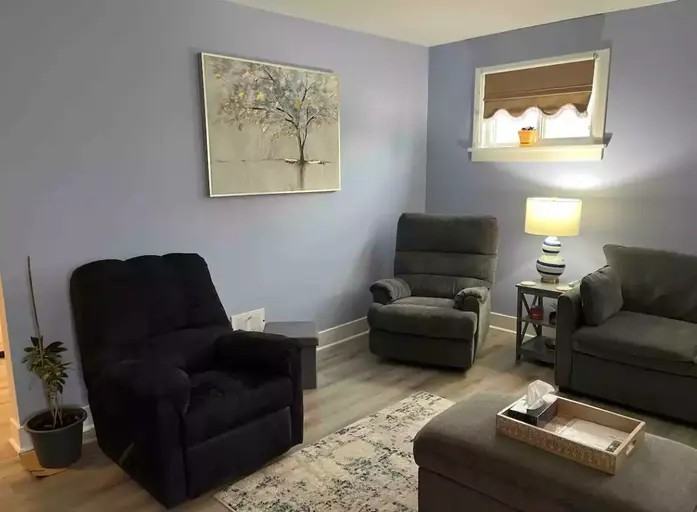 105 Scugog St - Photo 3 of 12