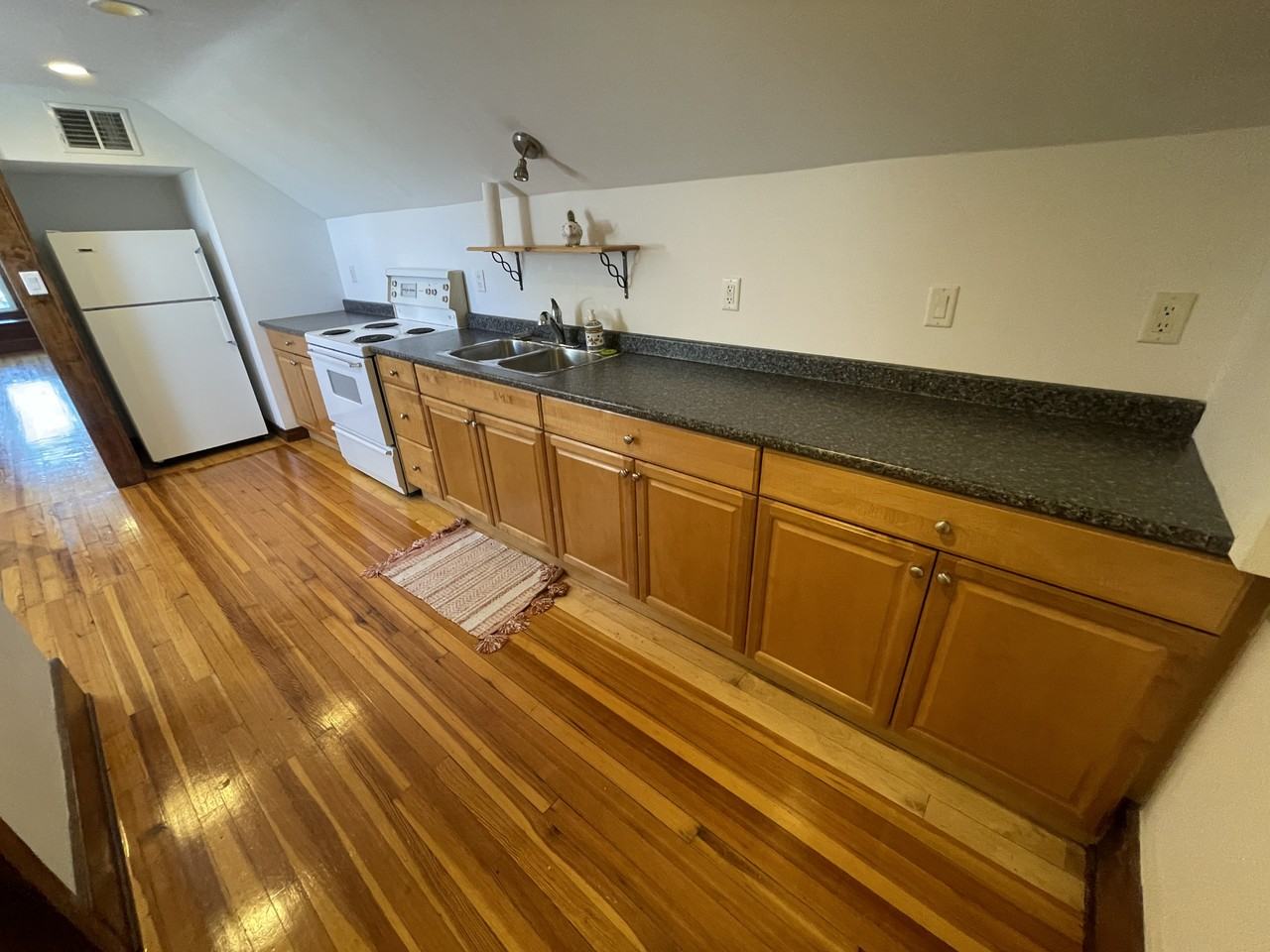 1069 Lincoln Rd Uppr - Photo 2 of 16