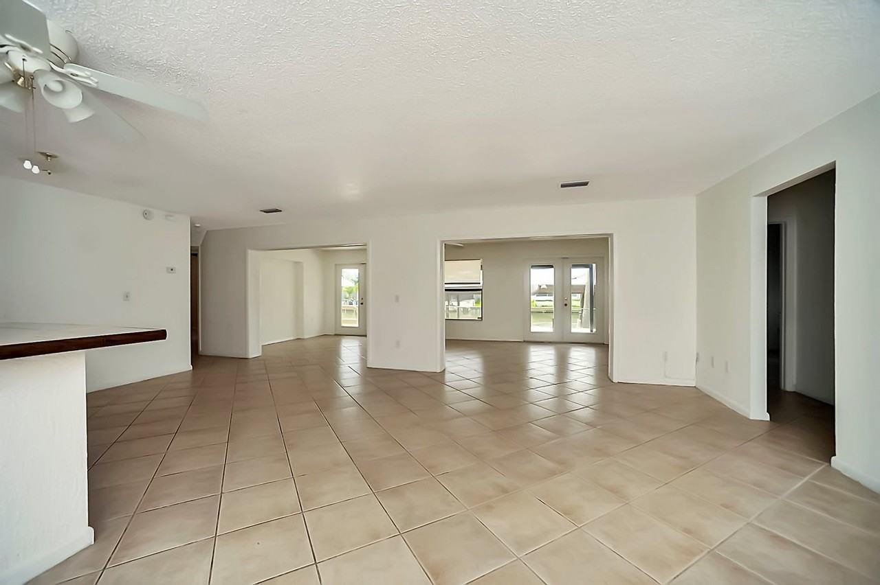 1095 Audubon Rd - Photo 3 of 21