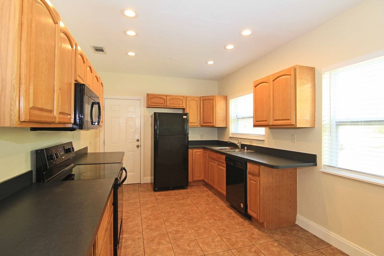 1433 Cardinal Rd - Photo 7 of 13