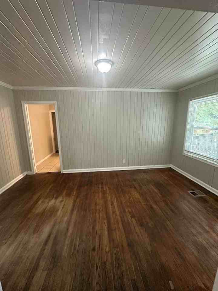 1255 Westmont Rd Sw - Photo 5 of 12