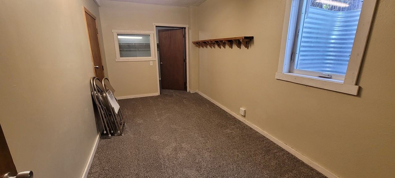 422 4th St Se - Photo 7 of 11