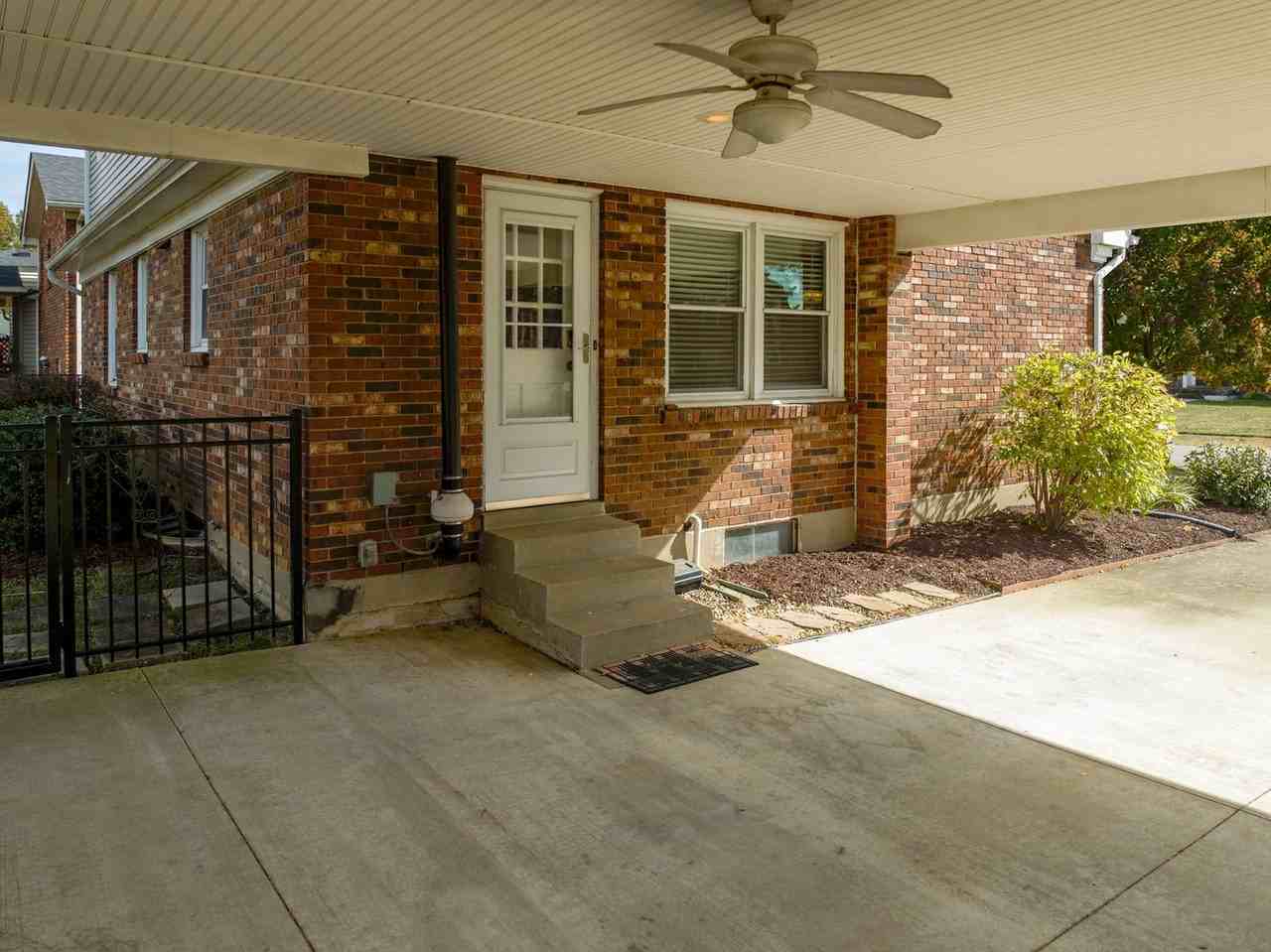 9903 Welshpool Ct - Photo 4 of 44