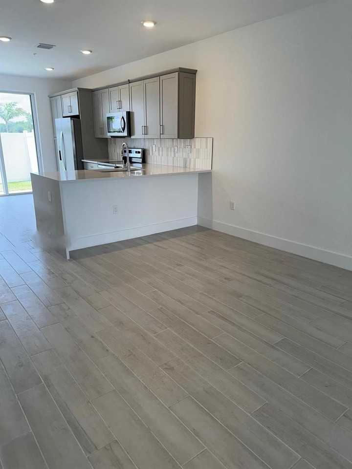 17166 Sw 1st Ct - Photo 3 of 7