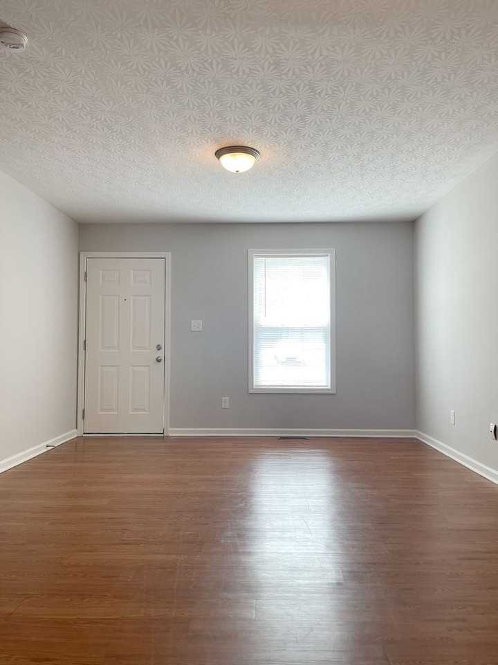 406 Upper Stone Ave - Photo 4 of 16