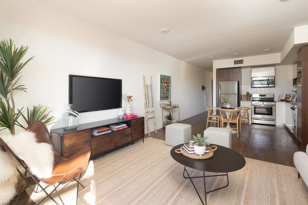 733 N Hudson Avenue - Photo 4 of 50