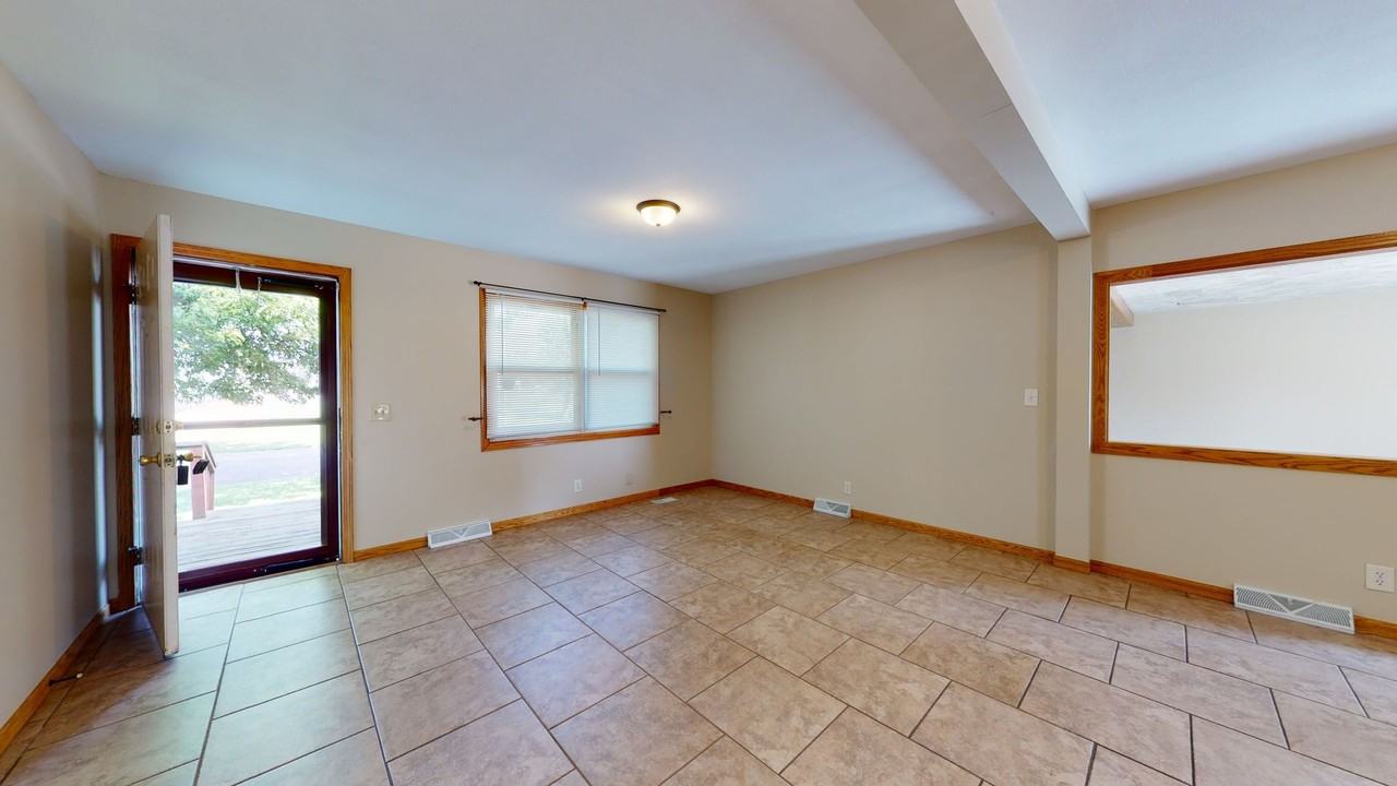 507 S Bismark Ave - Photo 4 of 14