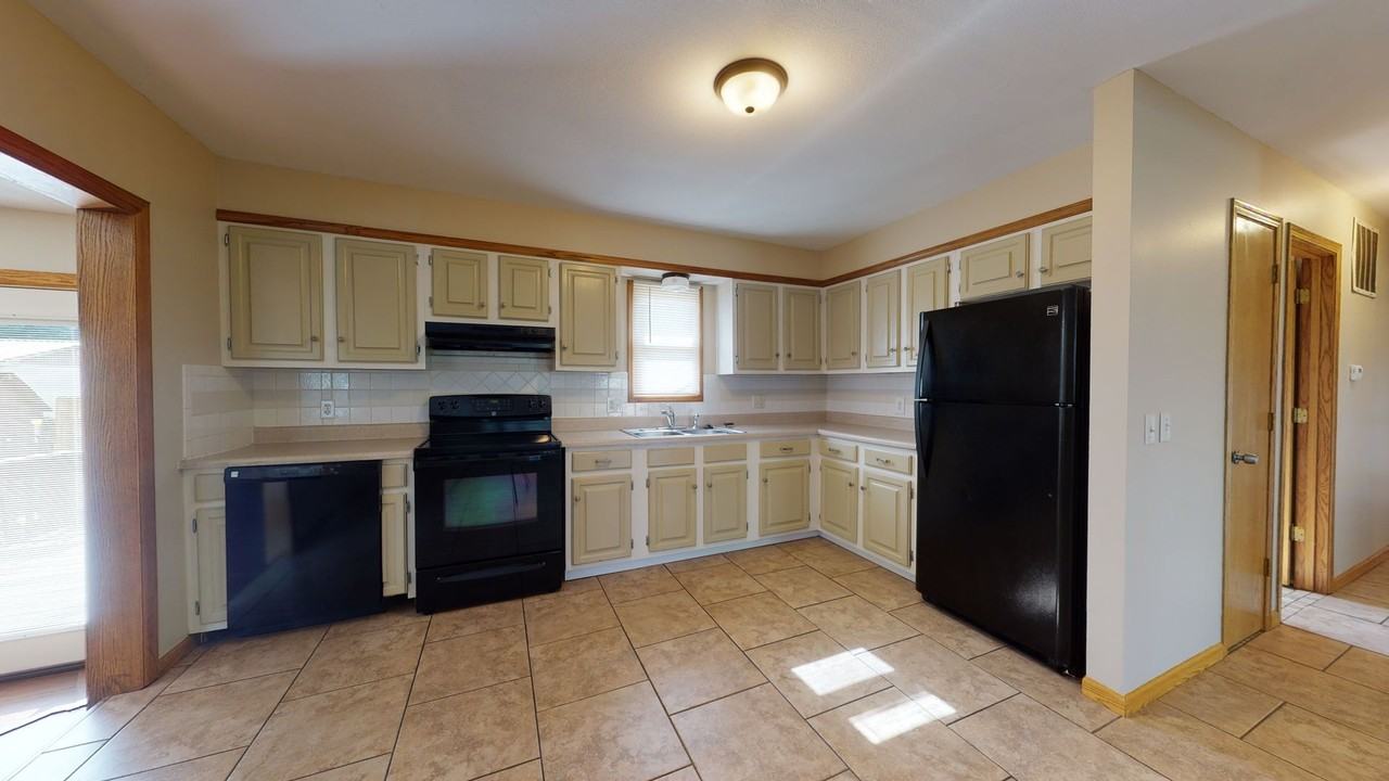 507 S Bismark Ave - Photo 5 of 14