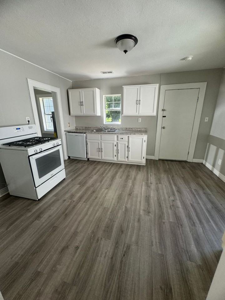 1628 W High St - Photo 2 of 8