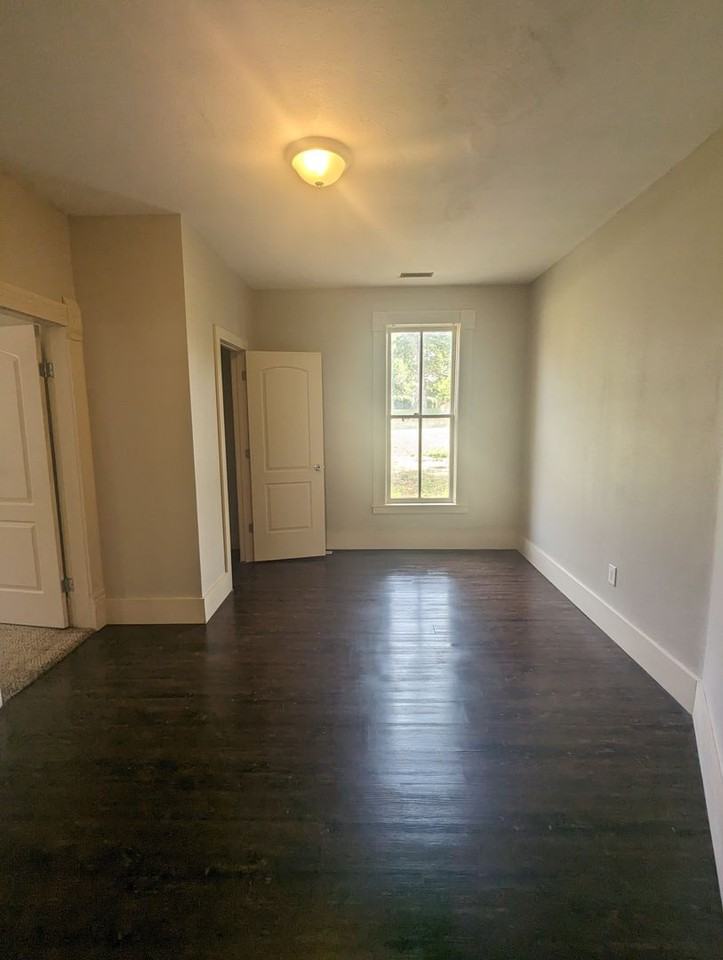 926 Locust St - Photo 6 of 16