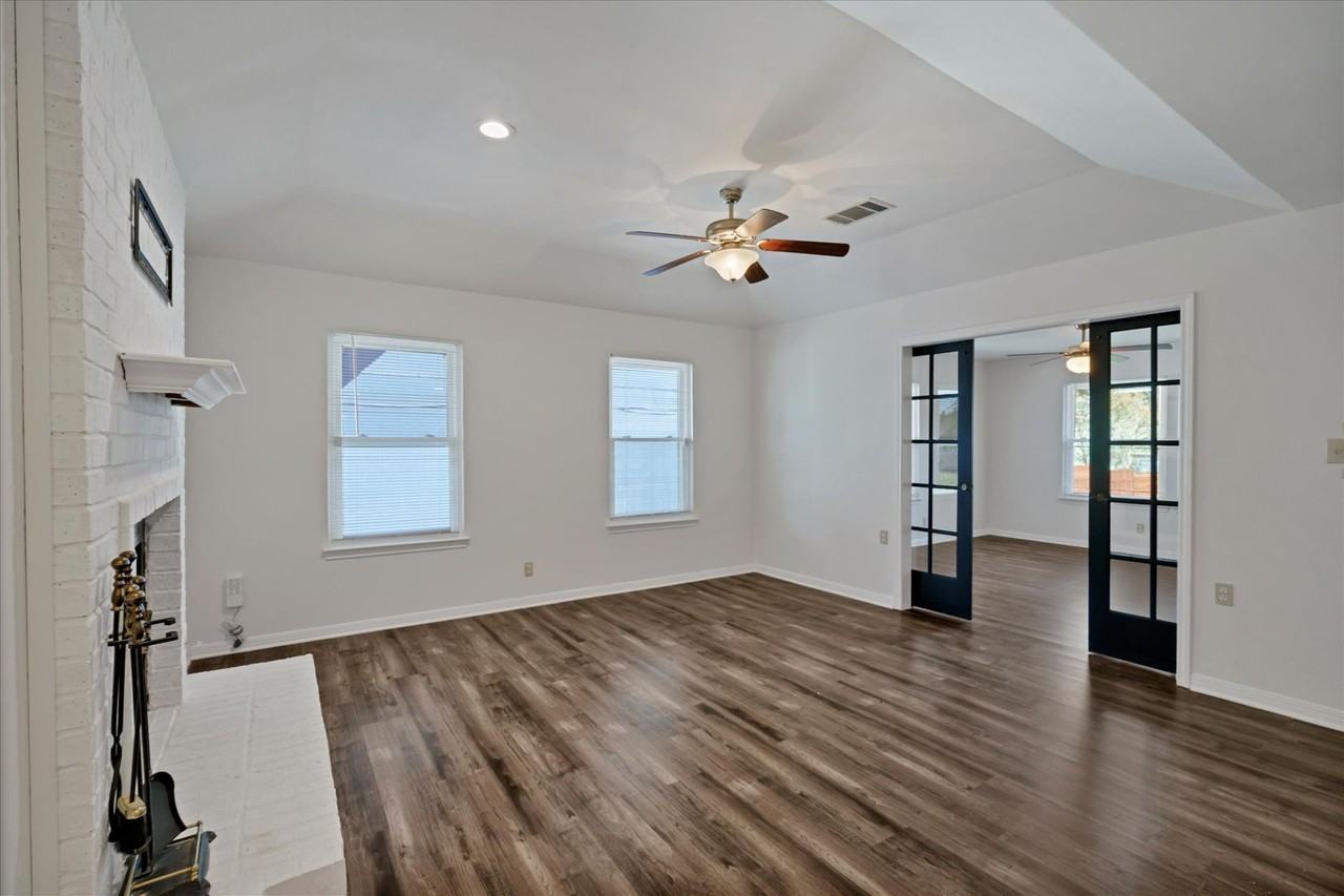 1709 Greenlawn Blvd - Photo 2 of 21