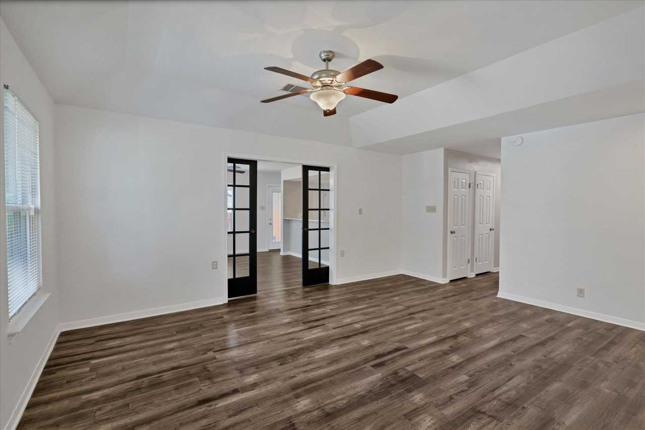 1709 Greenlawn Blvd - Photo 3 of 21