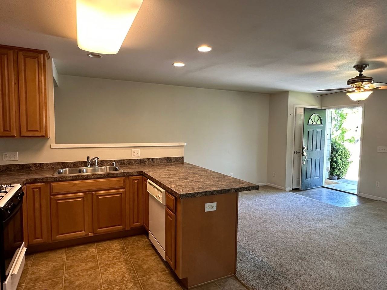 151 N Shasta St - Photo 3 of 19