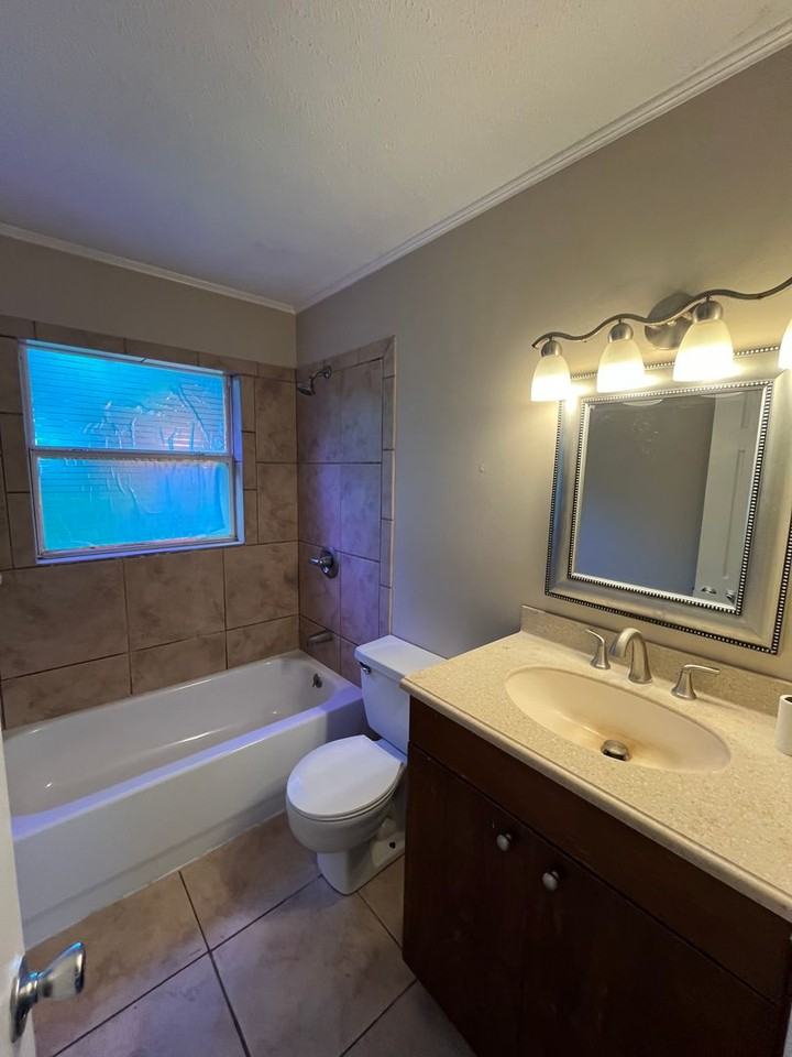 1323 Blanding St - Photo 2 of 7