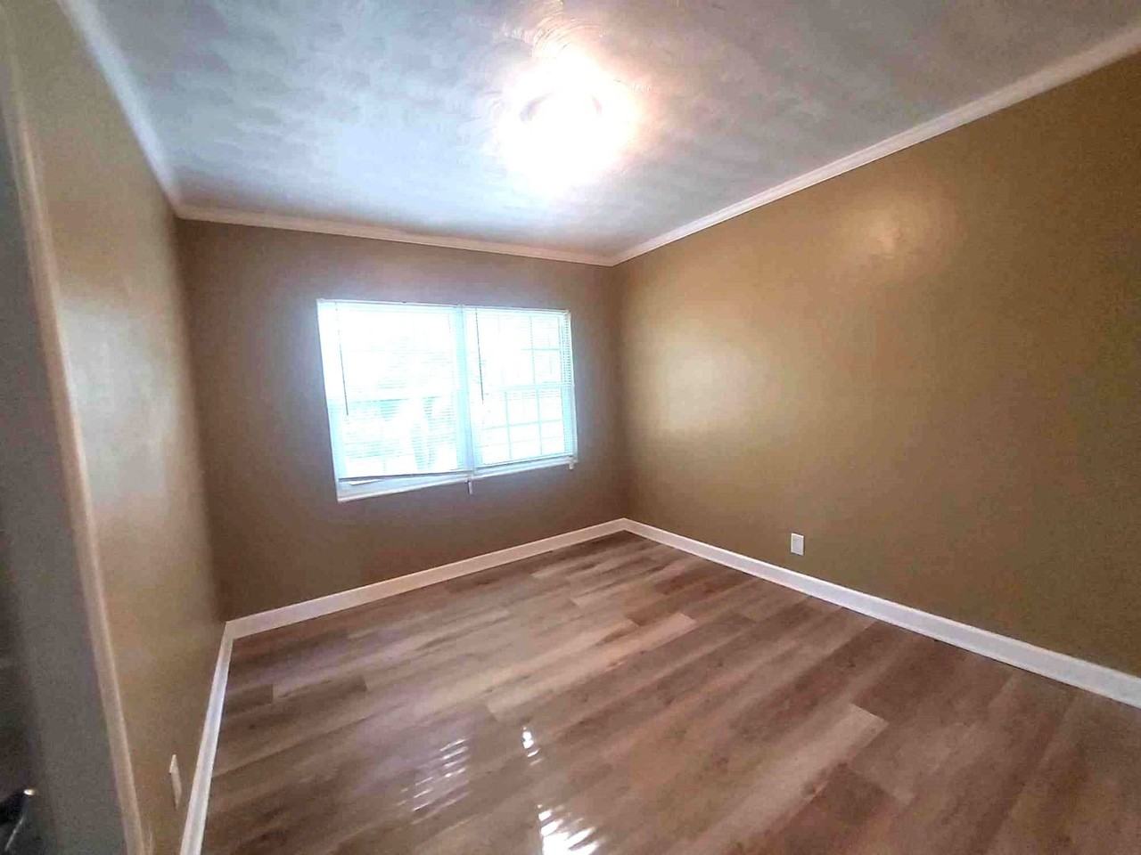 1319 N Fiske Blvd - Photo 3 of 10