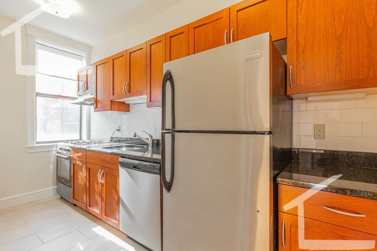 1337 Commonwealth Ave - Photo 5 of 7