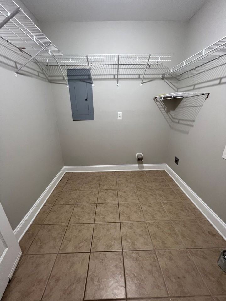 25 Brockman Dr Apt C - Photo 5 of 29