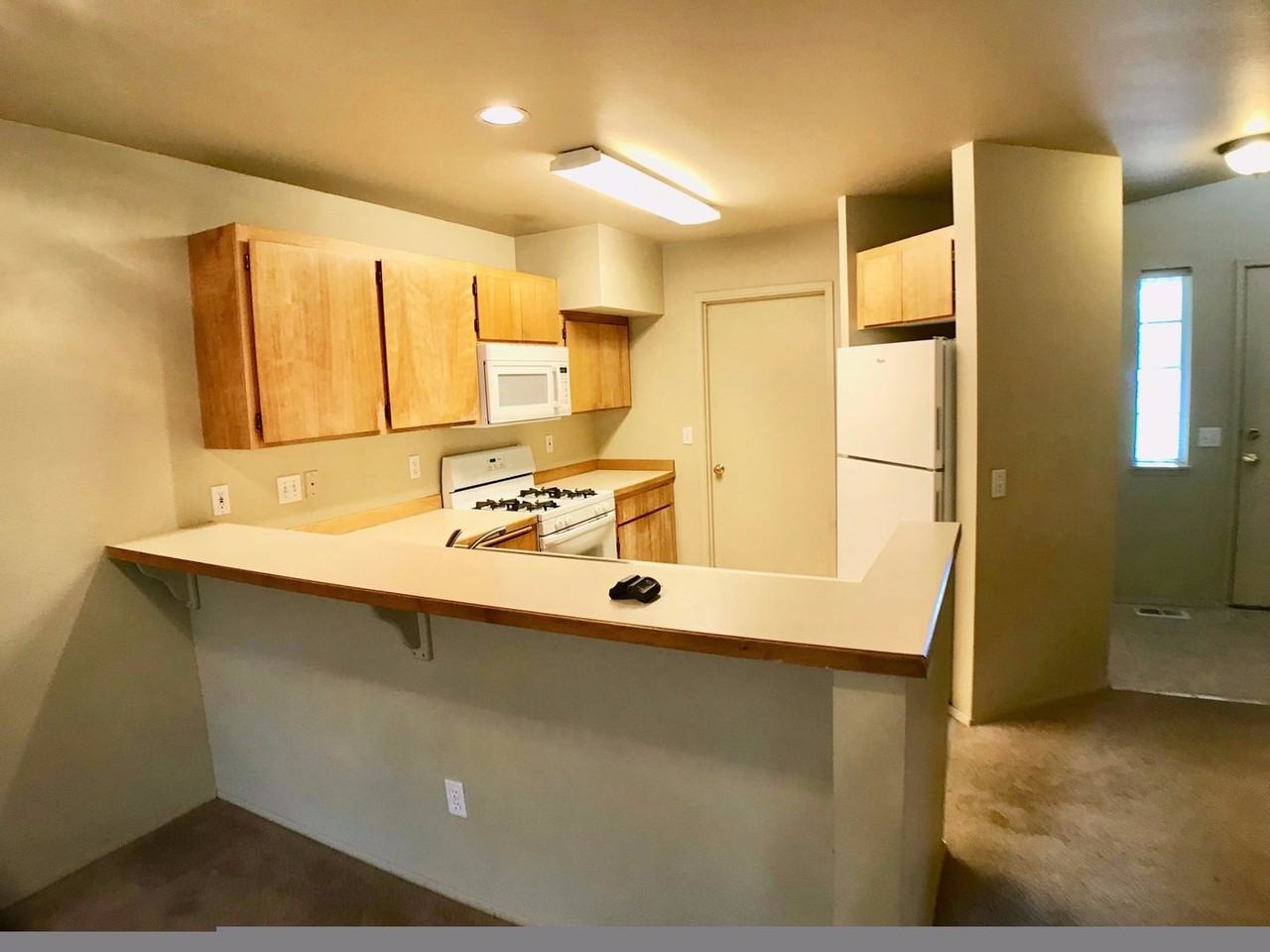 990 NE SAVANNAH DR - Photo 4 of 5