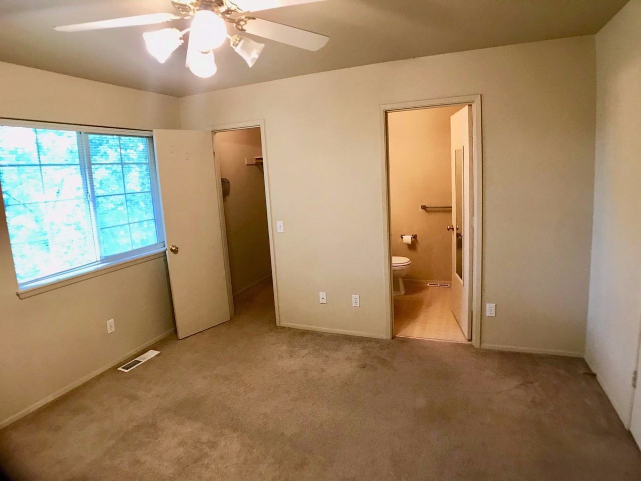 990 NE SAVANNAH DR - Photo 2 of 5