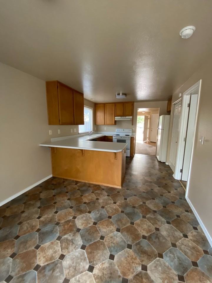 R1490-1492 - Photo 3 of 11