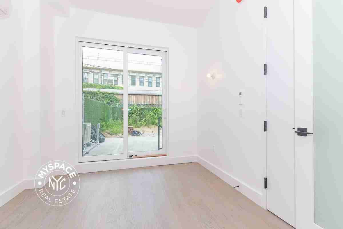 2909 Albemarle Rd #4R - Photo 4 of 9