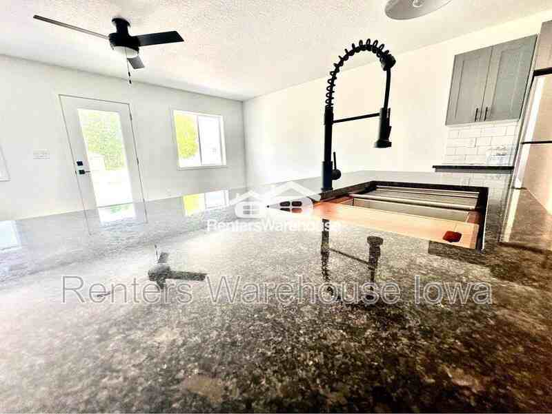 2105 Willis Ave - Photo 5 of 32