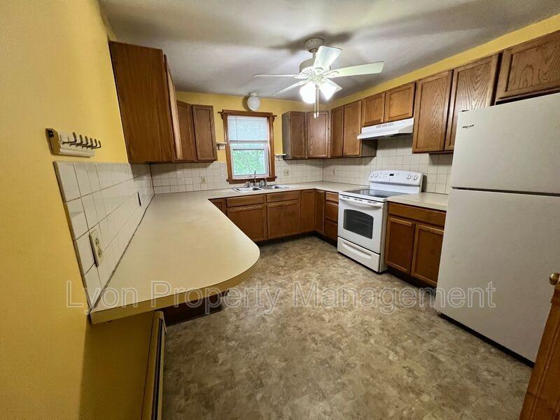 992 Douglas Tpke - Photo 2 of 12
