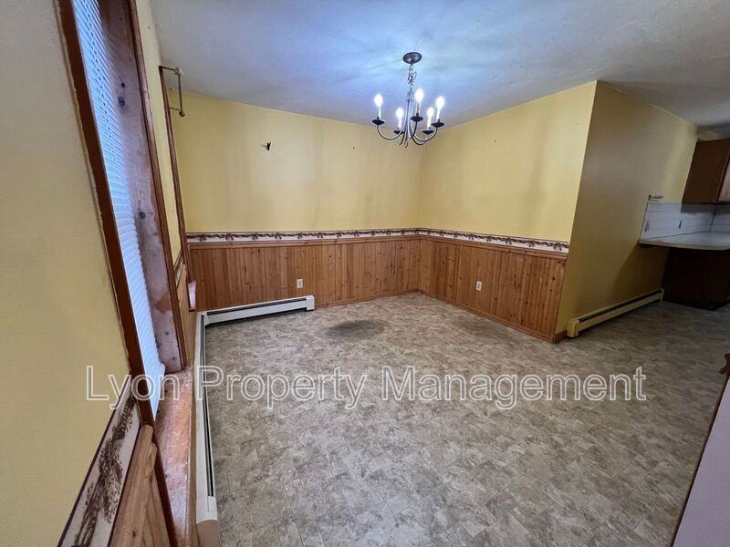 992 Douglas Tpke - Photo 3 of 12