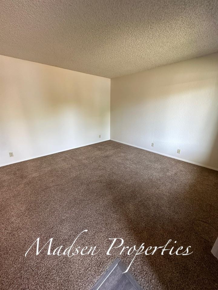 2140 Notre Dame Boulevard - Photo 4 of 15