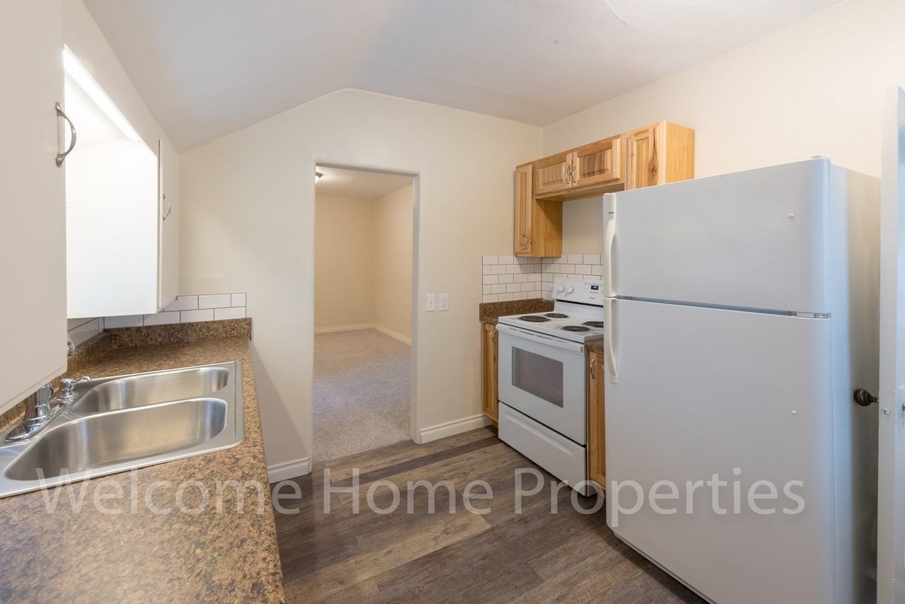 309 SW 6th St - Photo 4 of 35
