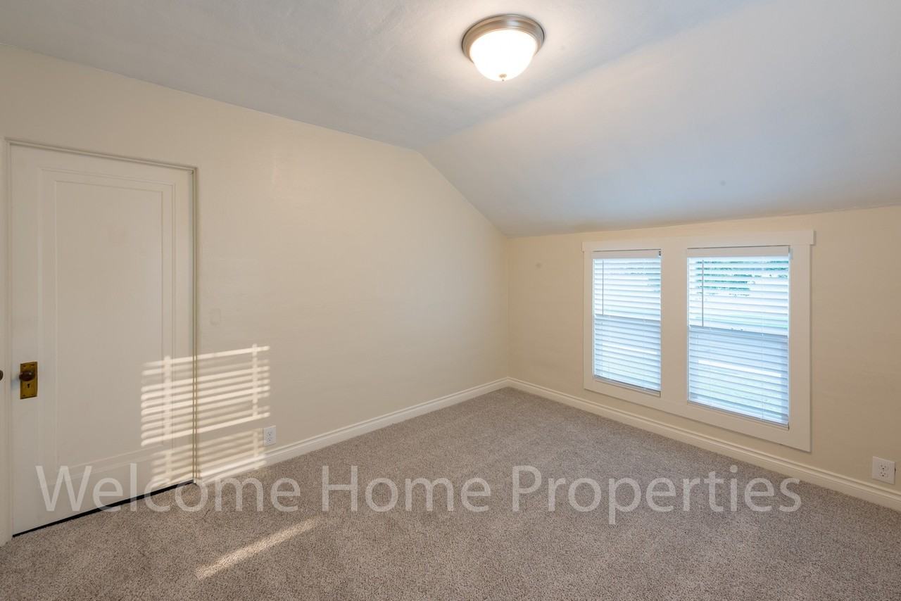 309 SW 6th St - Photo 7 of 35