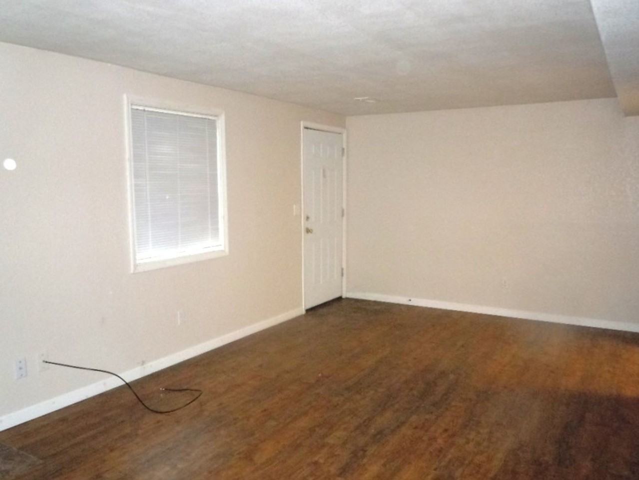 137 Sandridge Dr - Photo 3 of 11