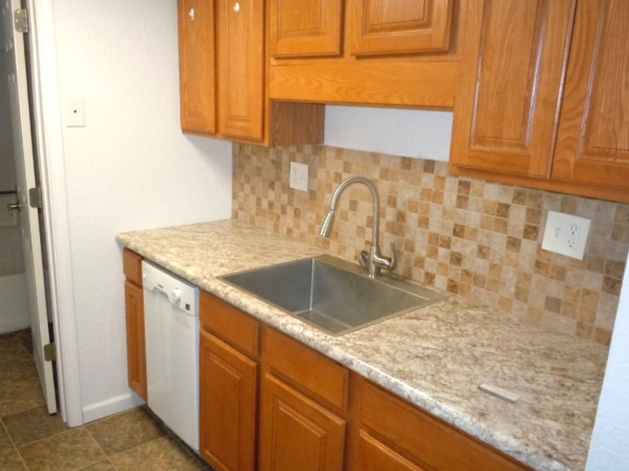 137 Sandridge Dr - Photo 5 of 11