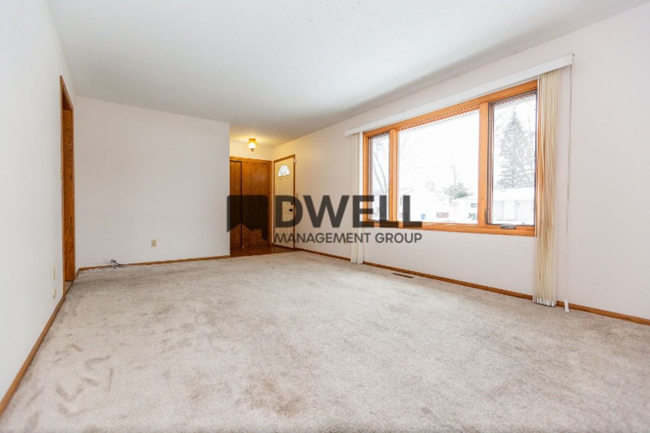 917 17th St Se - Photo 3 of 19