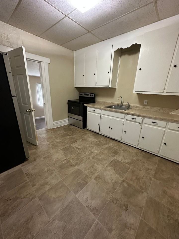 620 7th St S #2 - Photo 4 of 9