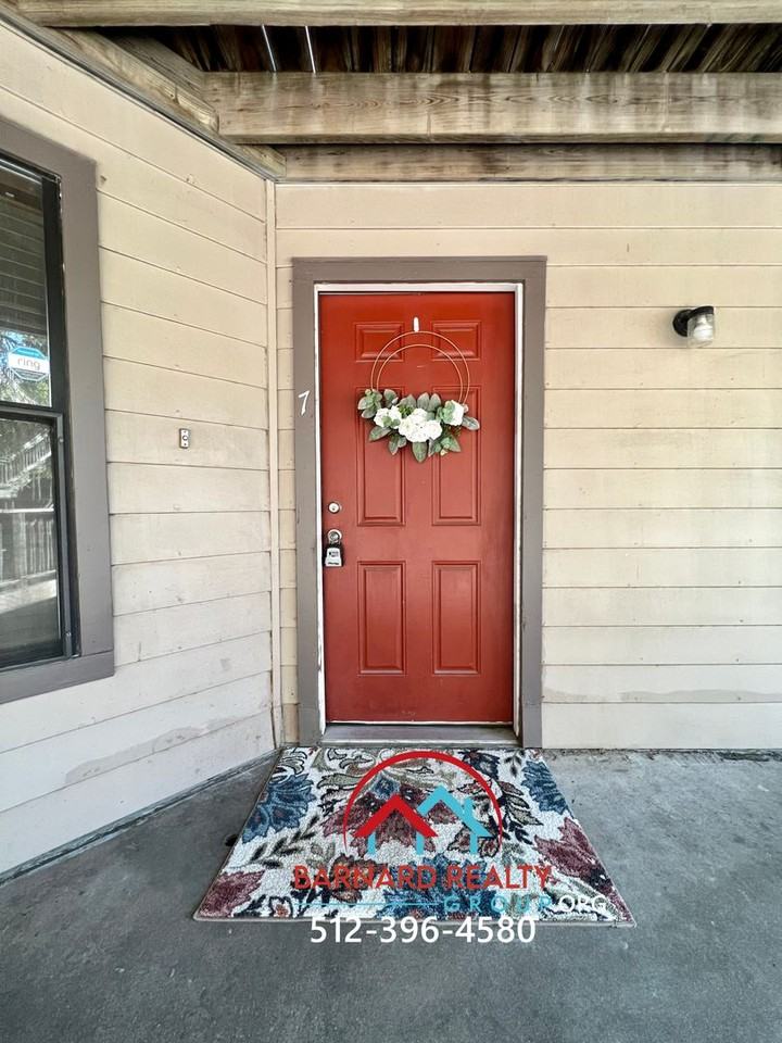 402 Fredericksburg - Photo 2 of 20