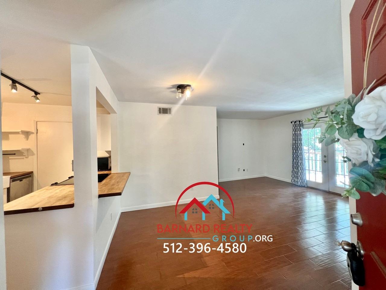 402 Fredericksburg - Photo 3 of 20