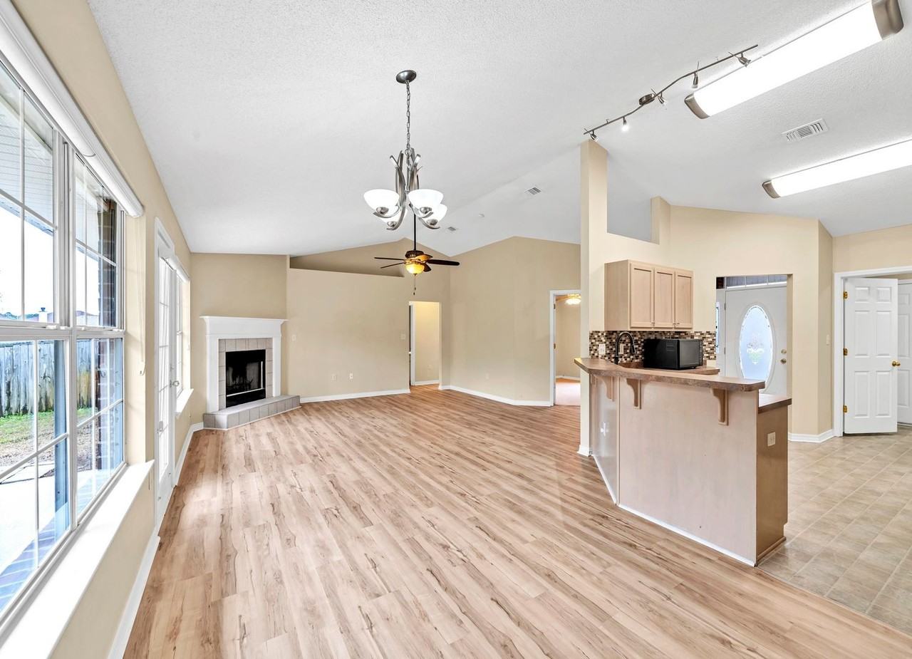 9750 Parker Lake Cir - Photo 5 of 28