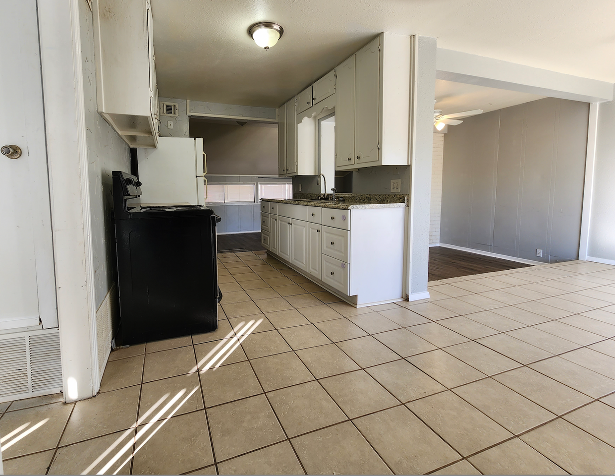 1101 Clairmont St - Photo 2 of 12