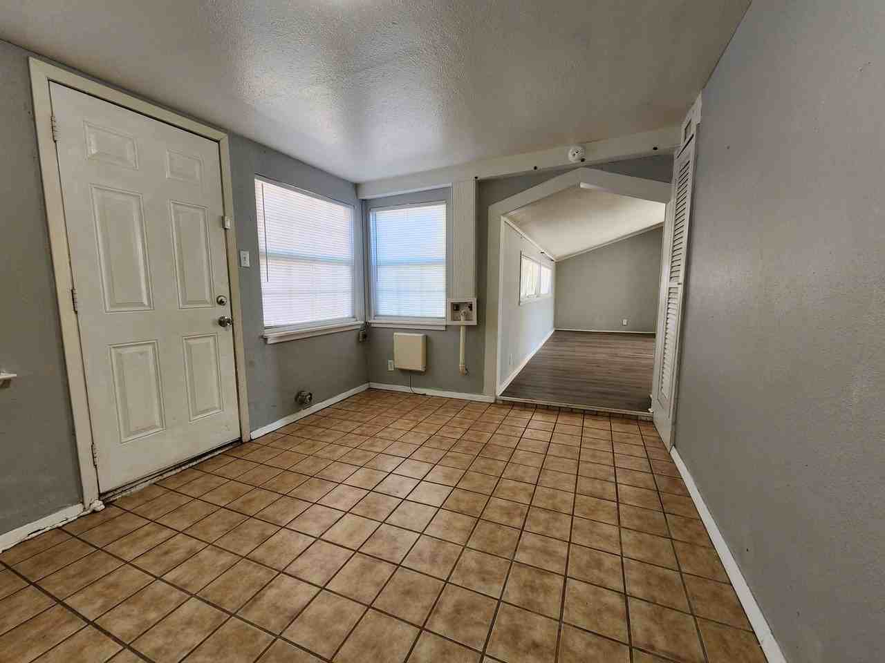 1101 Clairmont St - Photo 3 of 12