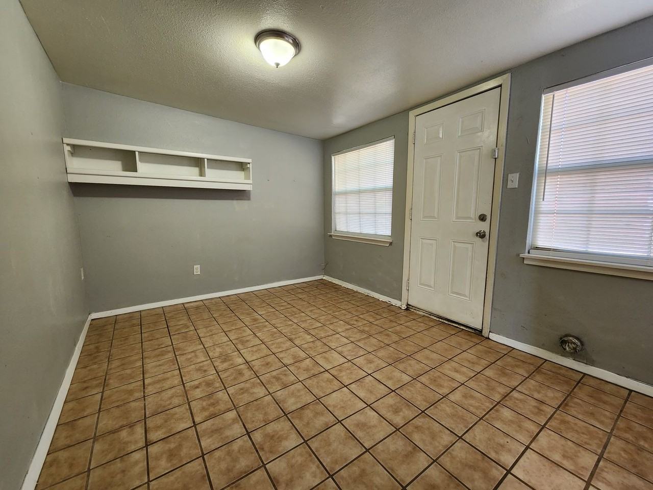 1101 Clairmont St - Photo 5 of 12