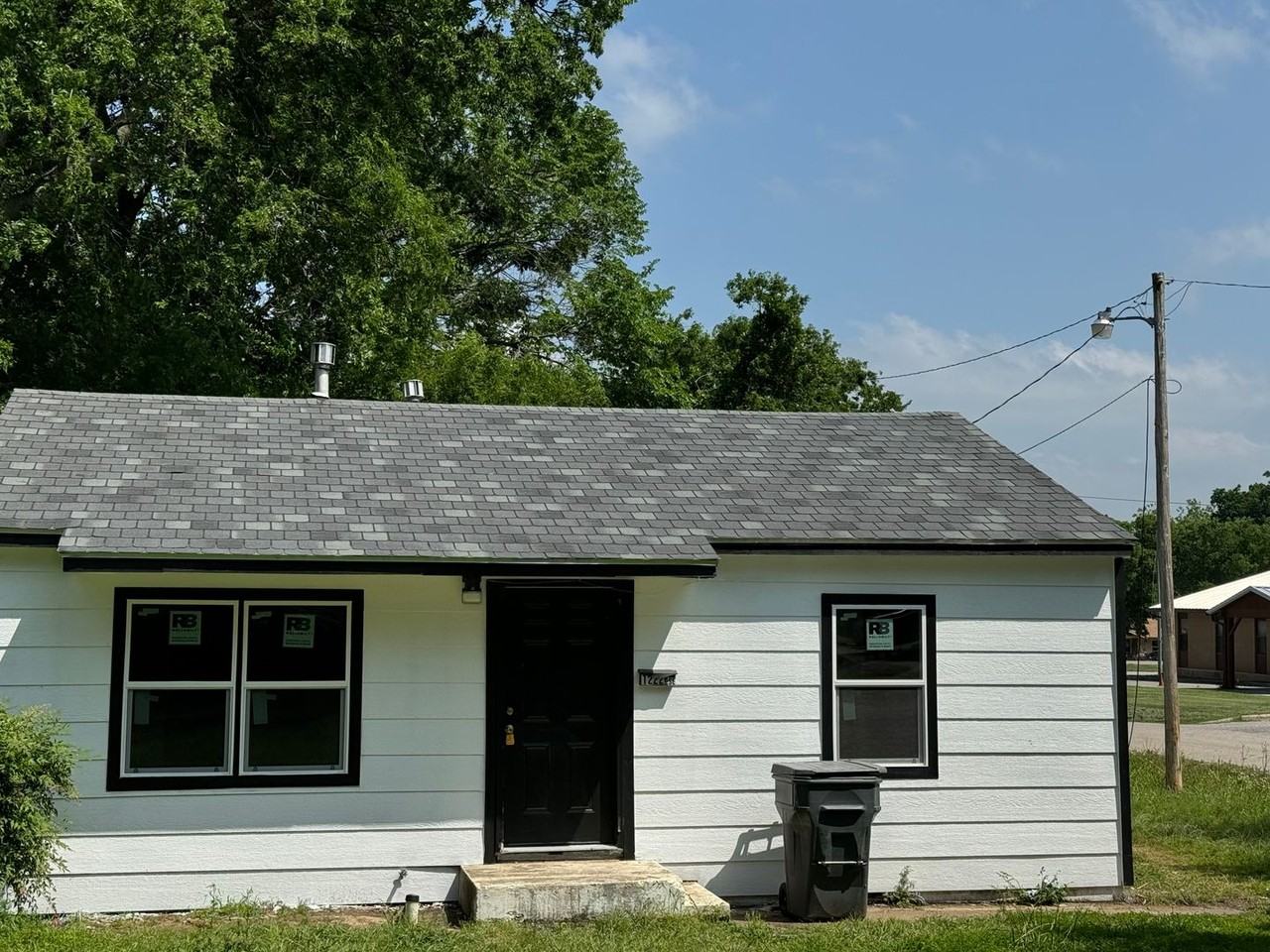1222 B St Se - Photo 2 of 8