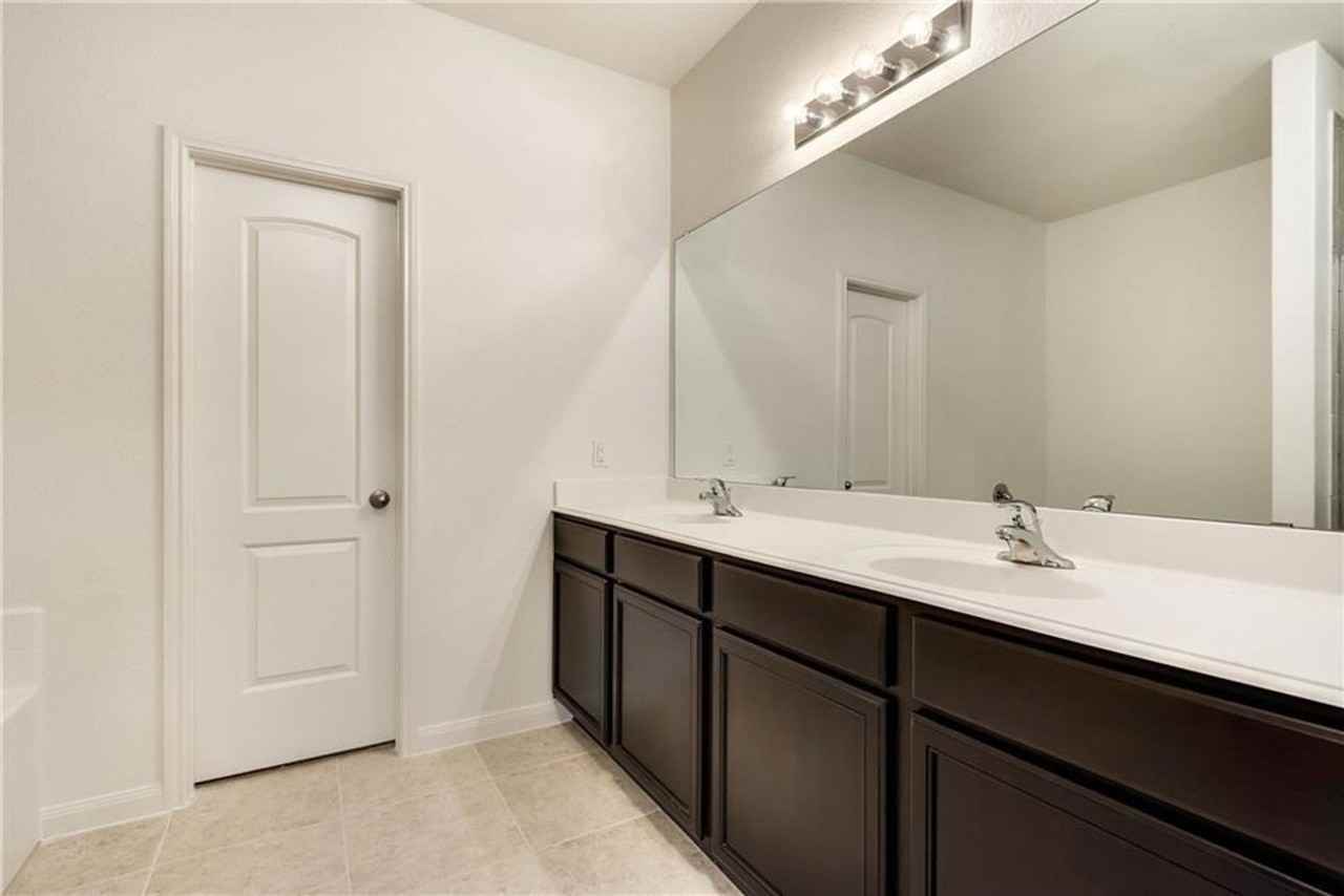 156 Aaron St - Photo 3 of 24