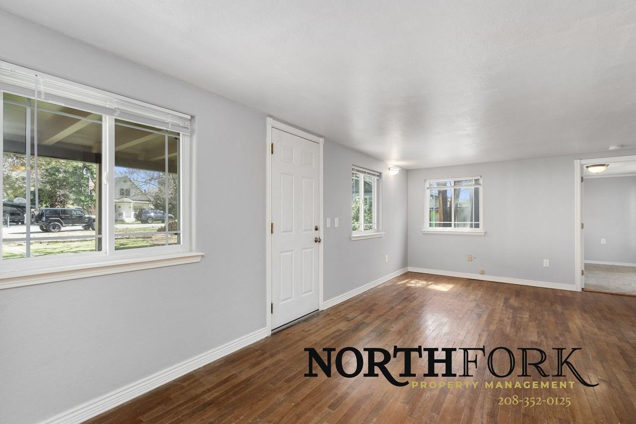 1813 S Robert St - Photo 2 of 9