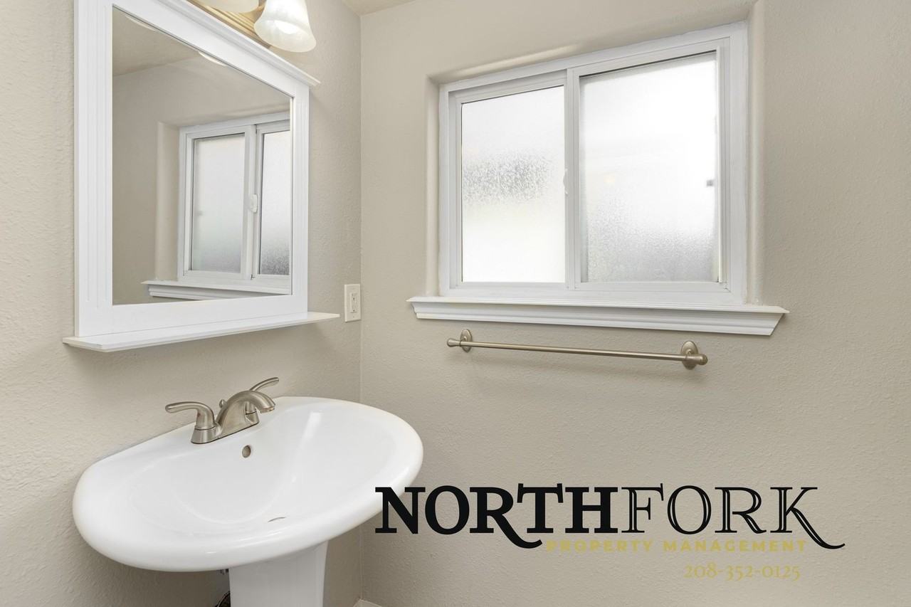 1813 S Robert St - Photo 7 of 9