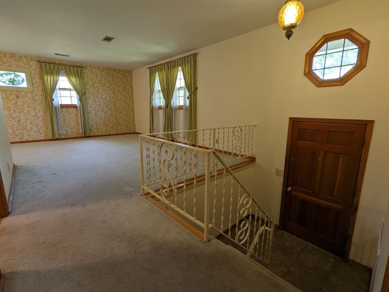 483 Westcrest Dr - Photo 2 of 40