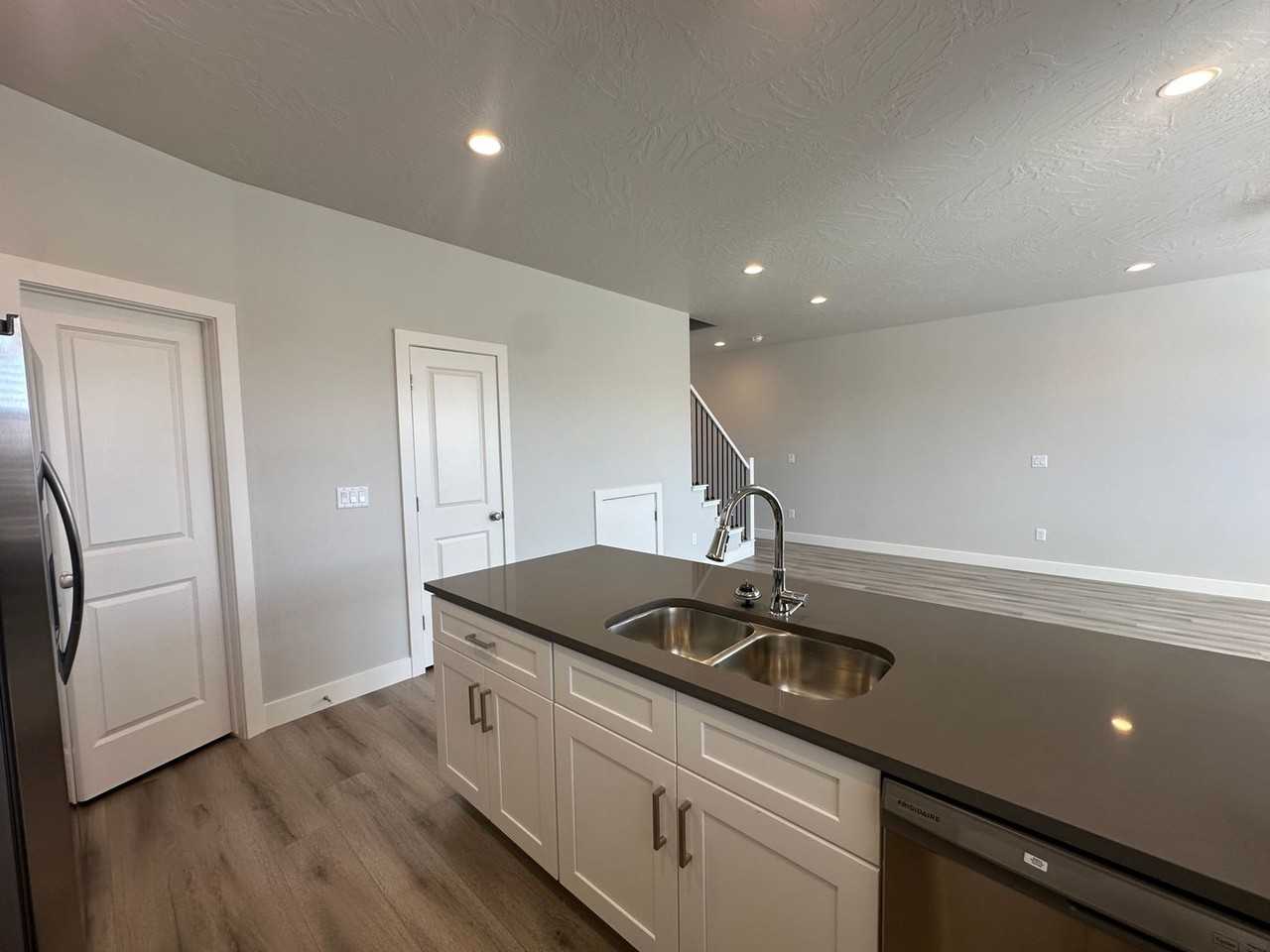 1131 S 4380 W - Photo 7 of 41