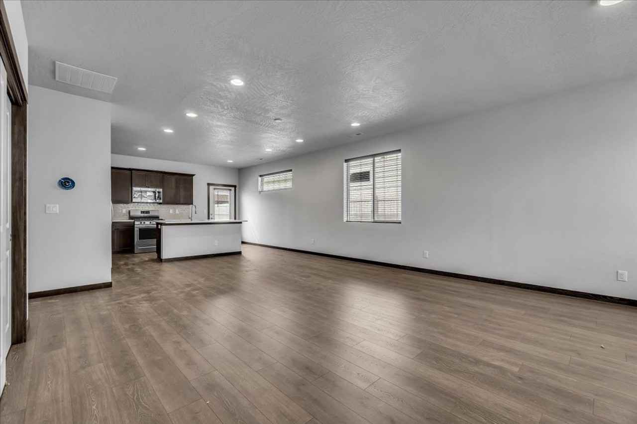 2905 N Corvus St - Photo 4 of 24