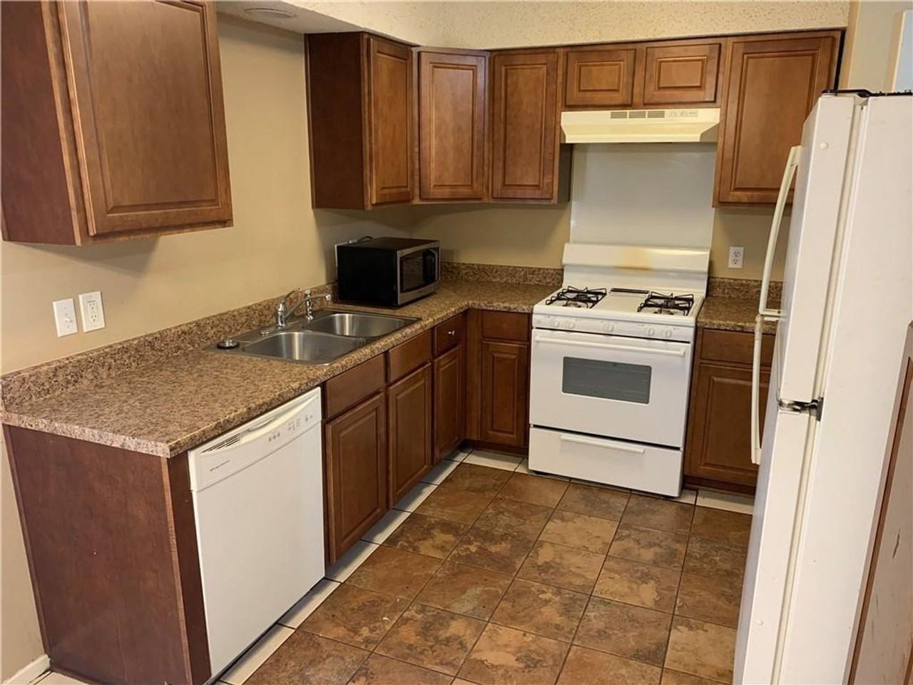 7208 Creekside Dr - Photo 4 of 20